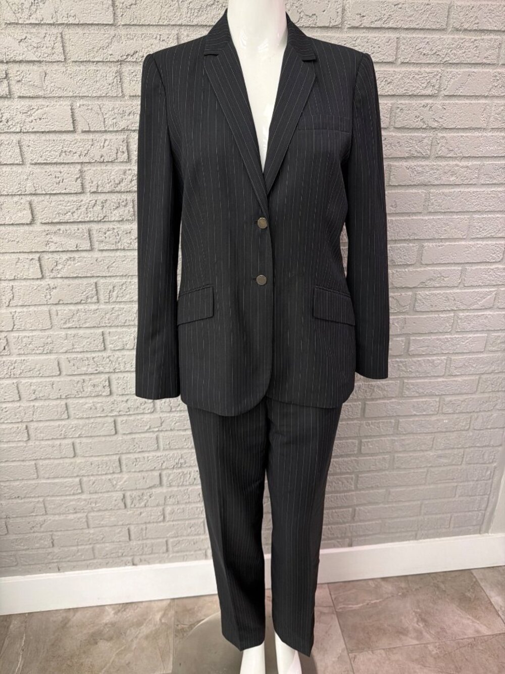 Calvin Klein Women’s Pin Striped Tailored 2 PCS Pant Suit Size 6